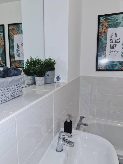 Stylish 2 Bedroom Apartment / Free Gated Parking Glasgow Bagian luar foto