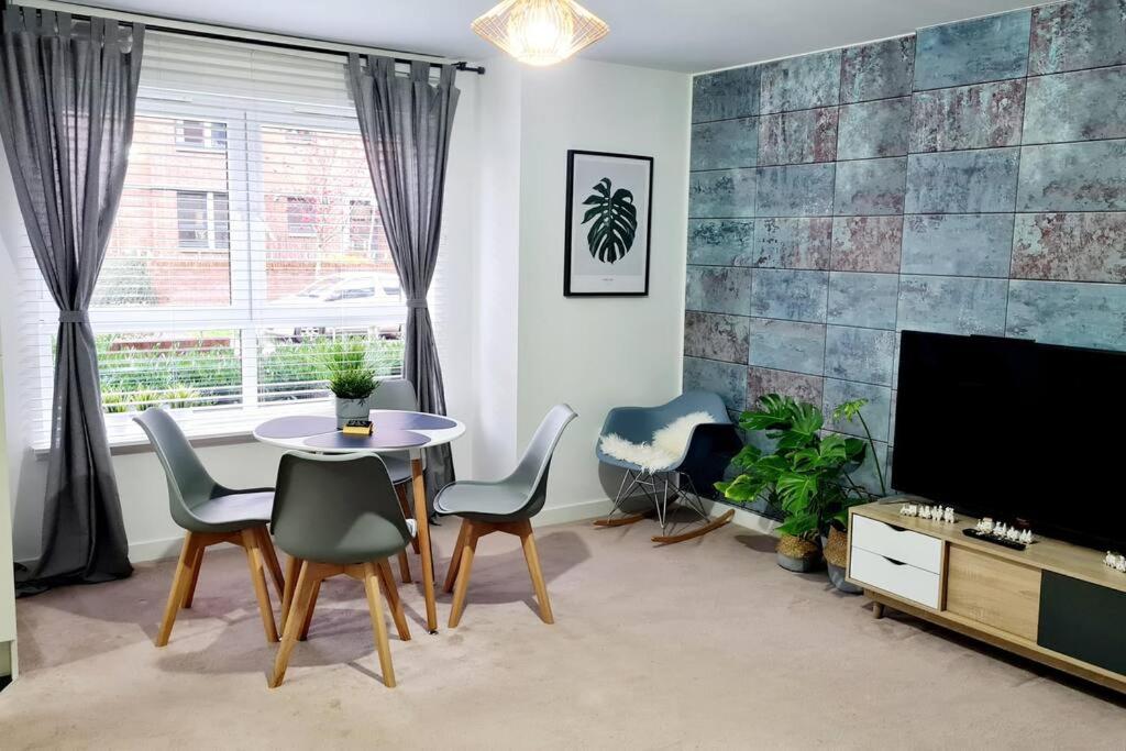 Stylish 2 Bedroom Apartment / Free Gated Parking Glasgow Bagian luar foto