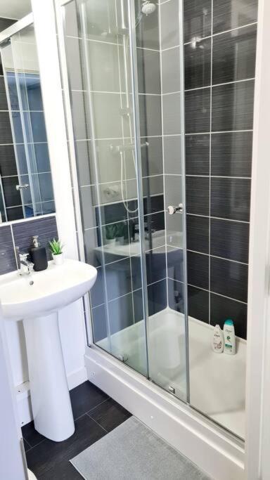 Stylish 2 Bedroom Apartment / Free Gated Parking Glasgow Bagian luar foto