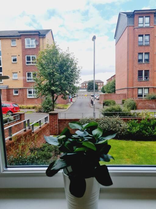 Stylish 2 Bedroom Apartment / Free Gated Parking Glasgow Bagian luar foto