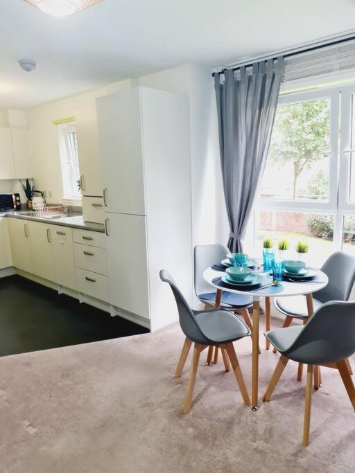 Stylish 2 Bedroom Apartment / Free Gated Parking Glasgow Bagian luar foto