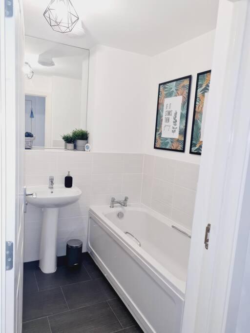 Stylish 2 Bedroom Apartment / Free Gated Parking Glasgow Bagian luar foto