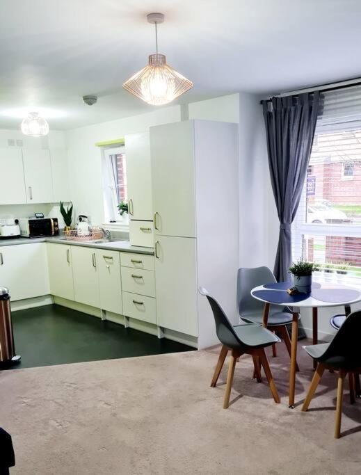 Stylish 2 Bedroom Apartment / Free Gated Parking Glasgow Bagian luar foto